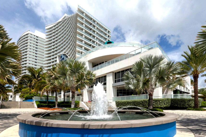 Miami-vacation-properties_Fort-Lauderdale_Facade-with-fountain-scaled