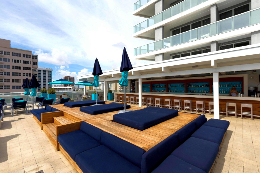 executive-properties-in-Miami_Fort-Lauderdale_Pool-Area-Bar-scaled